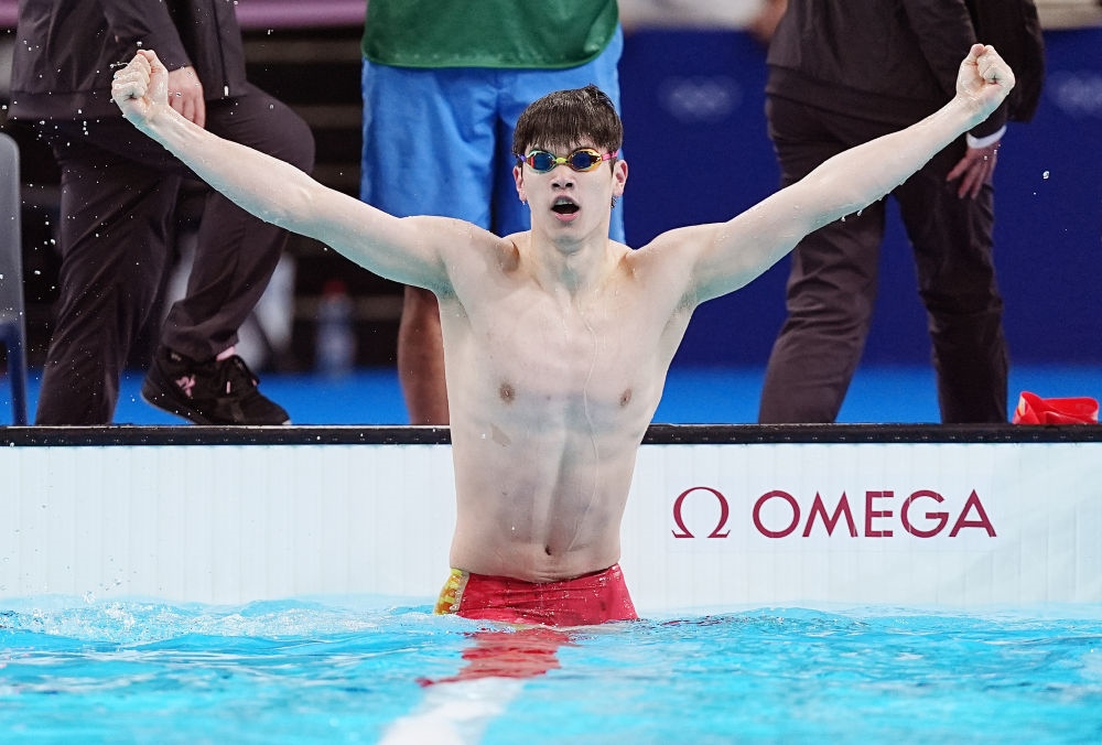 中國(guó)選手潘展樂(lè)在巴黎奧運(yùn)會(huì)游泳男子100米自由泳決賽后慶祝奪冠及打破世界紀(jì)錄（2024年7月31日攝）。新華社記者 杜宇 攝