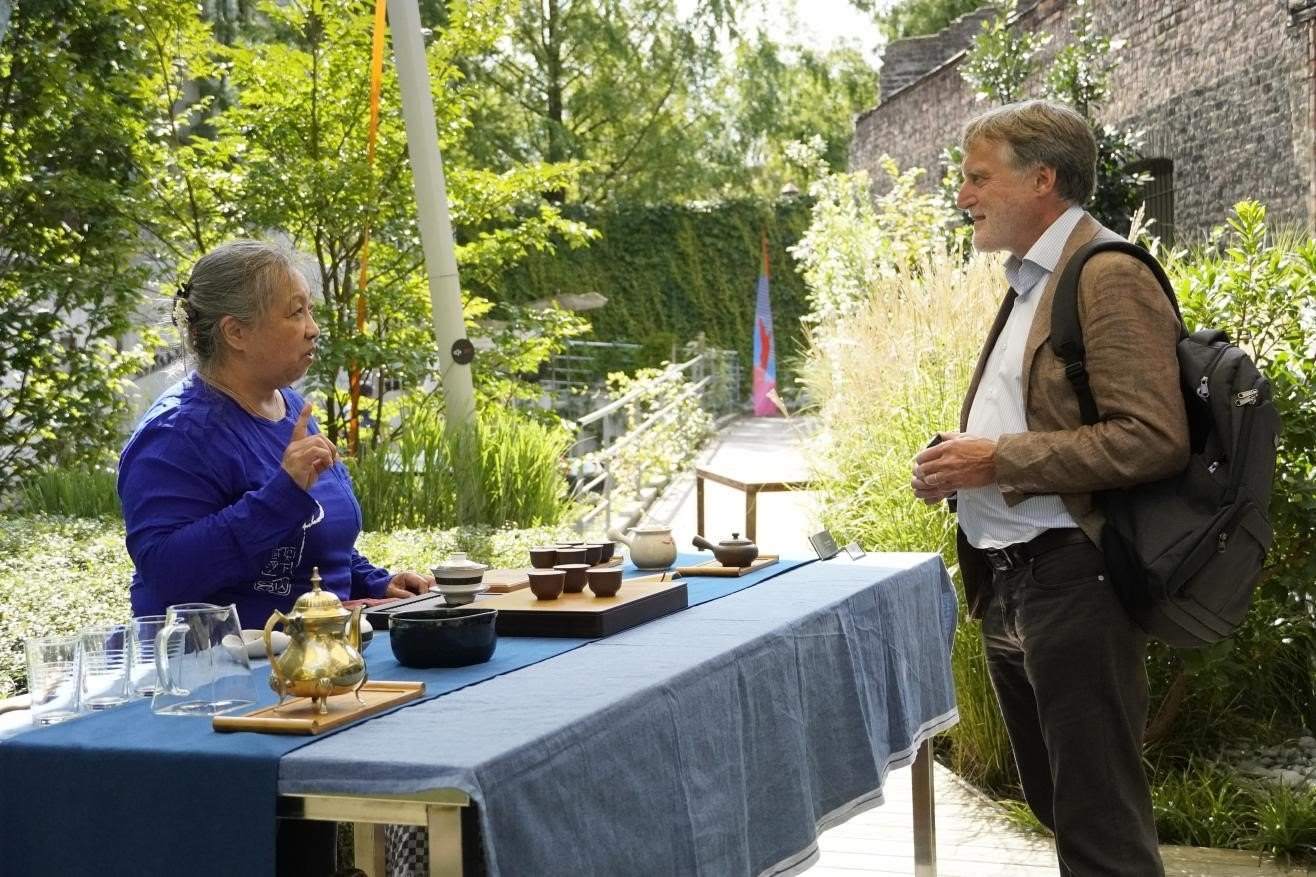 在博物館的戶外花園來賓品味中國茶藝。比利時(shí)維他命文化傳媒供圖