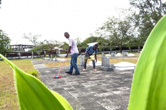 8月12日，姆薩菲里·奧馬里（右）和同事在援坦中國(guó)專(zhuān)家公墓打掃。