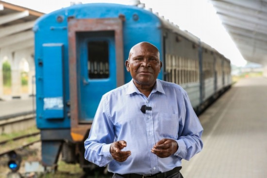  坦贊鐵路退休列車(chē)司機(jī)恩貢亞尼在達(dá)累斯薩拉姆站。