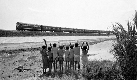 贊比亞魯西瓦西湖畔的少年兒童歡迎坦贊鐵路的列車(chē)通到他們的家鄉(xiāng)（1976年攝）。