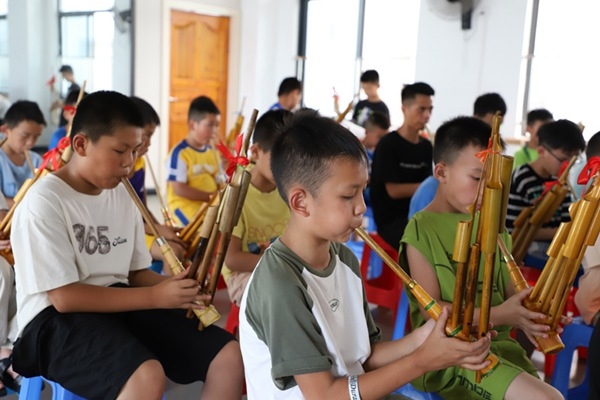 孩子們?cè)趯W(xué)吹蘆笙。融水縣文化館供圖