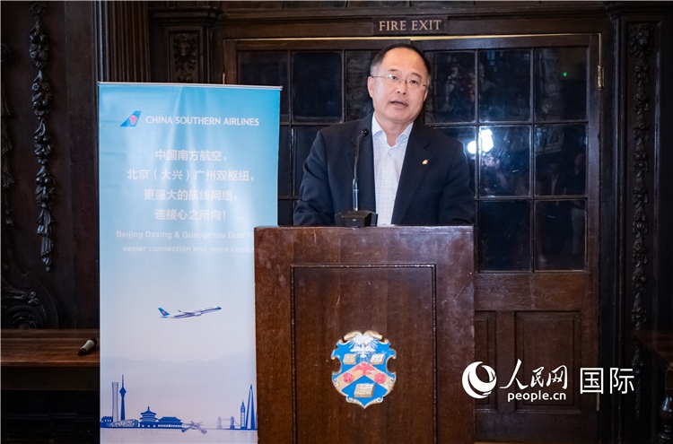 圖為中國駐倫敦旅游辦事處主任張力致辭。人民網 郭錦標攝