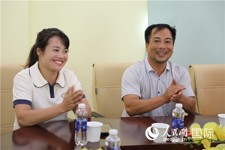 越南沙巴市黃連寄宿制民族小學(xué)老師阮氏秋姮、阮文享。人民網(wǎng)記者簡(jiǎn)承淵攝