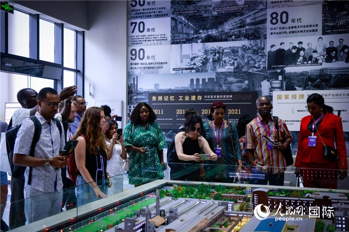 2024“一帶一路”媒體合作論壇聯(lián)合采訪調(diào)研行成員在東郊記憶園區(qū)參觀采訪。本報記者 伊霄攝