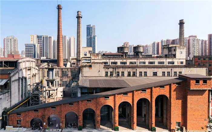 在原成都國營紅光電子管廠舊址上改建而成的東郊記憶園區(qū)南大門。大門既保留了老工業(yè)區(qū)的風(fēng)貌，又融入了現(xiàn)代審美和創(chuàng)意，成為了園區(qū)一大亮點。資料圖片