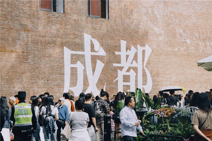 東郊記憶園區(qū)“成都墻”以巨大的“成都”字樣和獨特的藝術(shù)設(shè)計成為園區(qū)的網(wǎng)紅打卡地，吸引了眾多游客和市民前來參觀。資料圖片