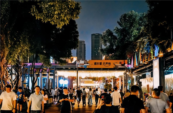 夜幕下的東郊記憶園區(qū)人流如織，熱度不減。資料圖片