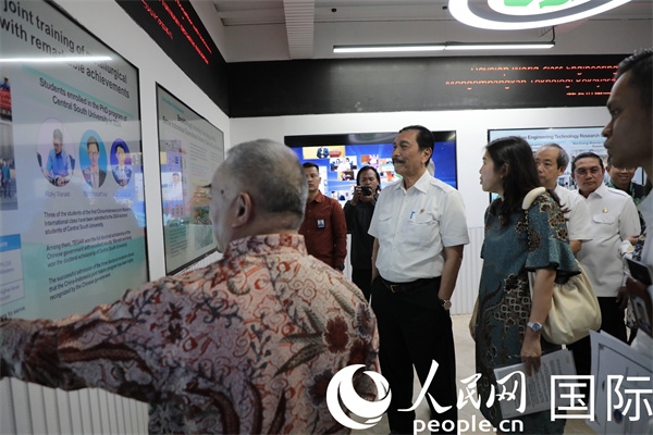 印尼對(duì)華合作牽頭人、統(tǒng)籌部長(zhǎng)盧胡特（中）參觀中國(guó)—印尼新能源材料與冶金工程技術(shù)聯(lián)合研究實(shí)驗(yàn)室。人民網(wǎng)記者曹師韻攝