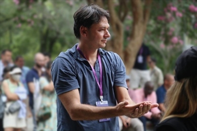 意大利逆流外交網(wǎng)站總編輯亞歷山大·比安奇學(xué)習(xí)青城太極。（李佩藺 攝）