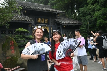 媒體考察團(tuán)成員在都江堰清溪園合影留念。（陳斌 攝）