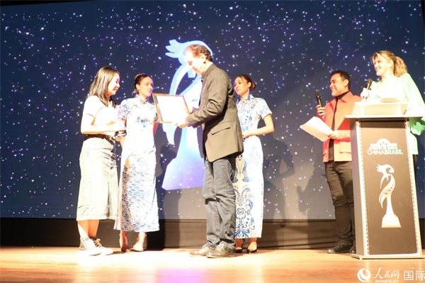 為期4天的第三屆中國－巴西電影展期間，來自中巴兩國的14部參展影片受到巴西電影愛好者和社會各界人士好評，并分別榮獲本次電影展組委會頒發(fā)的“藍鸚鵡”獎。7部最近兩年制作中國影片參展，其中由《環(huán)球時報》文娛新媒體平臺“環(huán)球時報—娛評”推薦參展的影片《長安三萬里》曾獲得第36屆中國電影金雞獎最佳美術(shù)片獎。圖為當?shù)貢r間8月26日晚舉行的電影展開幕式暨“藍鸚鵡”獎頒獎典禮現(xiàn)場。 人民網(wǎng)記者 陳一鳴攝