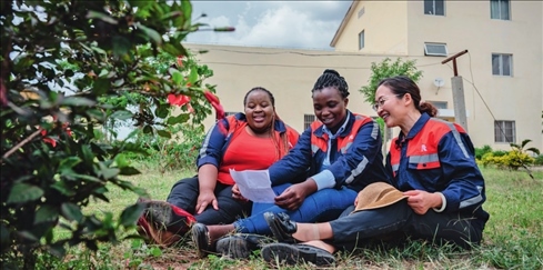在肯尼亞內(nèi)羅畢，非洲之星鐵路運(yùn)營(yíng)公司工電部電子設(shè)備檢修工區(qū)工長(zhǎng)陳玲（右）在休息時(shí)教學(xué)員唱中文歌曲（2023 年 5 月 23 日攝） 王冠森攝 / 本刊