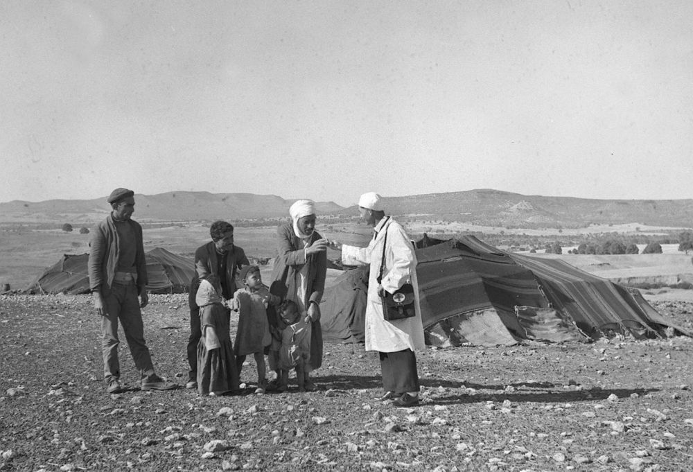 1965年，一名中國(guó)援阿爾及利亞醫(yī)療隊(duì)醫(yī)生（右一）在阿爾及利亞賽伊達(dá)省為牧民診治。