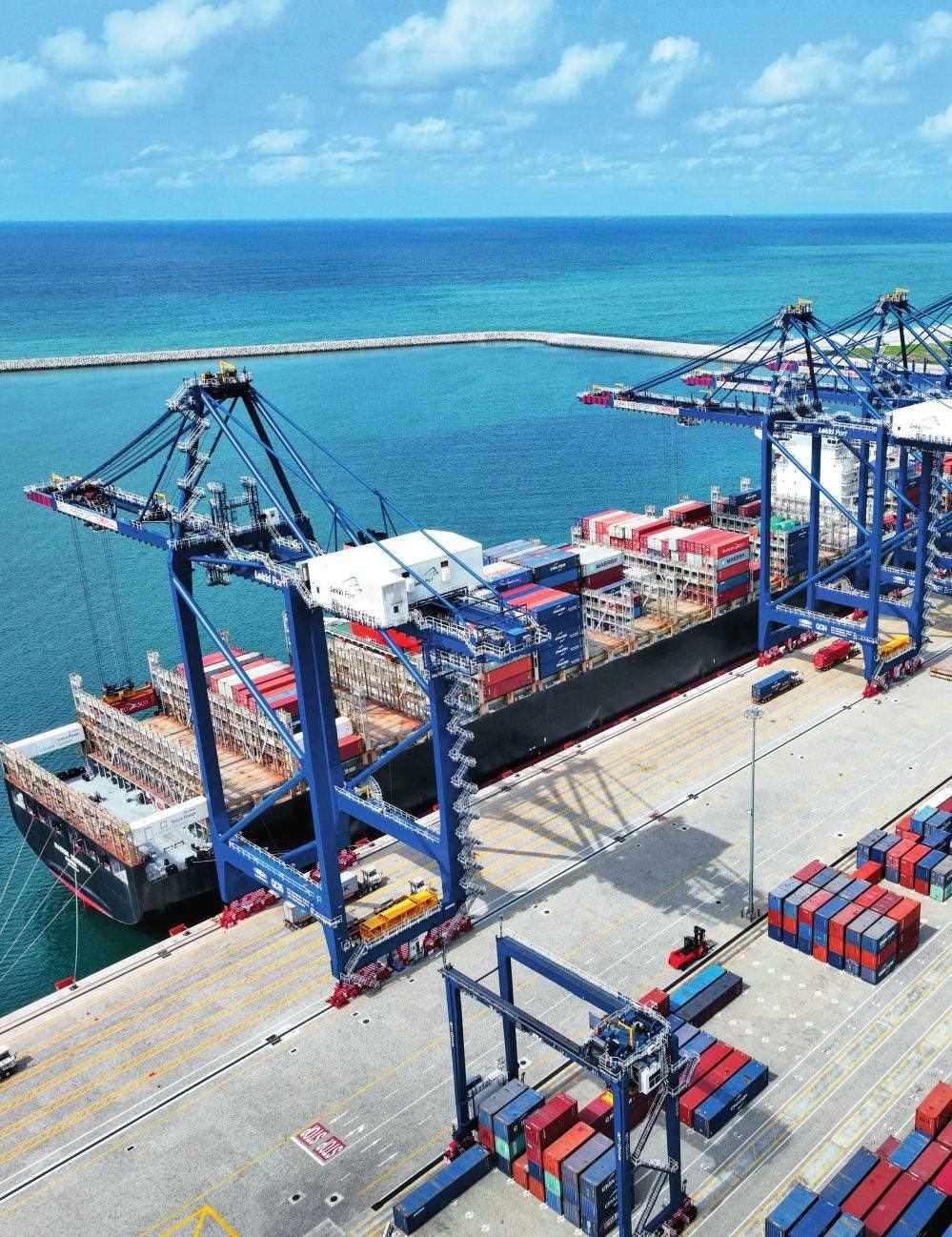 由中國(guó)港灣工程有限責(zé)任公司承建的尼日利亞萊基深水港位于中尼合作建設(shè)的拉各斯萊基自貿(mào)區(qū)內(nèi)，是尼日利亞首個(gè)現(xiàn)代化深水港和最大港口。圖為一艘貨輪在尼日利亞拉各斯萊基深水港裝卸集裝箱（2024 年 3 月 11 日攝）萊基港公司供圖