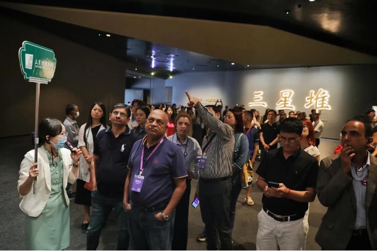 8月31日，亞洲媒體考察團(tuán)參訪三星堆博物館。《中國(guó)經(jīng)濟(jì)周刊》記者肖翊攝
