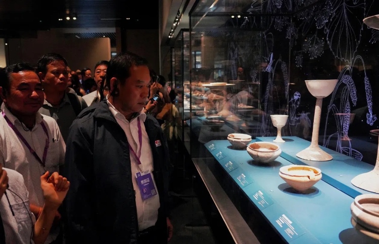 8月31日，亞洲媒體考察團(tuán)參訪三星堆博物館。左一為老撾博利坎賽省新聞文化旅游廳廳長(zhǎng)頌通·威本康?！度嗣袢?qǐng)?bào)海外版》記者喬宇攝