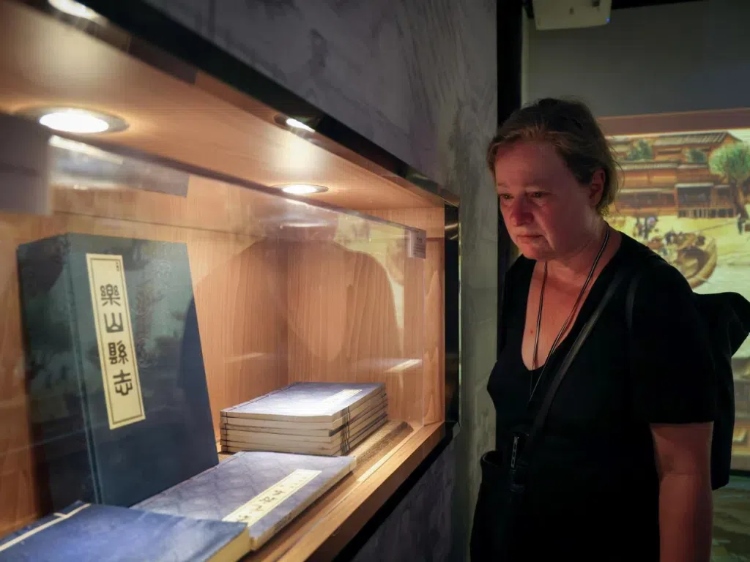 2024“一帶一路”媒體合作論壇聯(lián)合采訪調(diào)研行成員在蘇稽古鎮(zhèn)調(diào)研樂(lè)山歷史文化。本報(bào)記者 伊霄攝