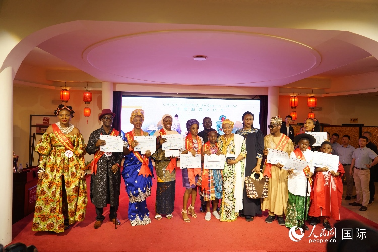 中尼服飾文化秀尼日利亞十佳模特獎(jiǎng)。人民網(wǎng)記者 姜宣攝