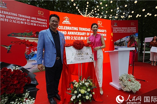 當(dāng)天的慶祝儀式上，還舉行了特多著名酒品牌安高天娜回歸中國(guó)市場(chǎng)的揭幕儀式。人民網(wǎng)記者 趙益普攝