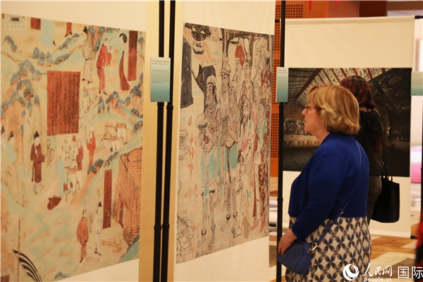 來賓在參觀敦煌高清攝影和壁畫高保真復(fù)制品。 人民網(wǎng)記者 李志偉攝