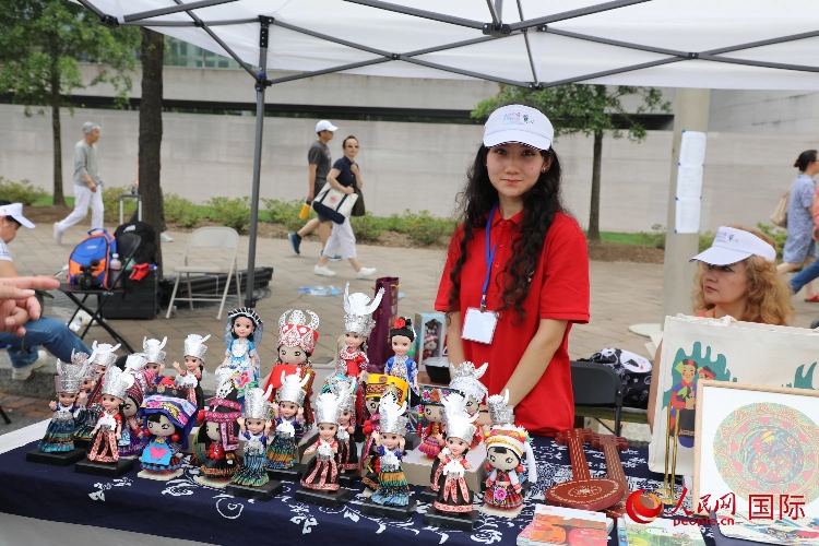 在今年活動(dòng)上，貴州代表團(tuán)設(shè)立的貴州非遺文化、“村BA”文創(chuàng)、貴州茶文化等展區(qū)。人民網(wǎng)記者 李志偉攝