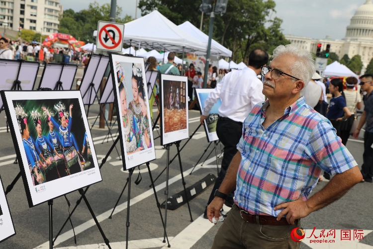 80余幅貴州主題攝影圖片展示了貴州文旅魅力。人民網(wǎng)記者 李志偉攝