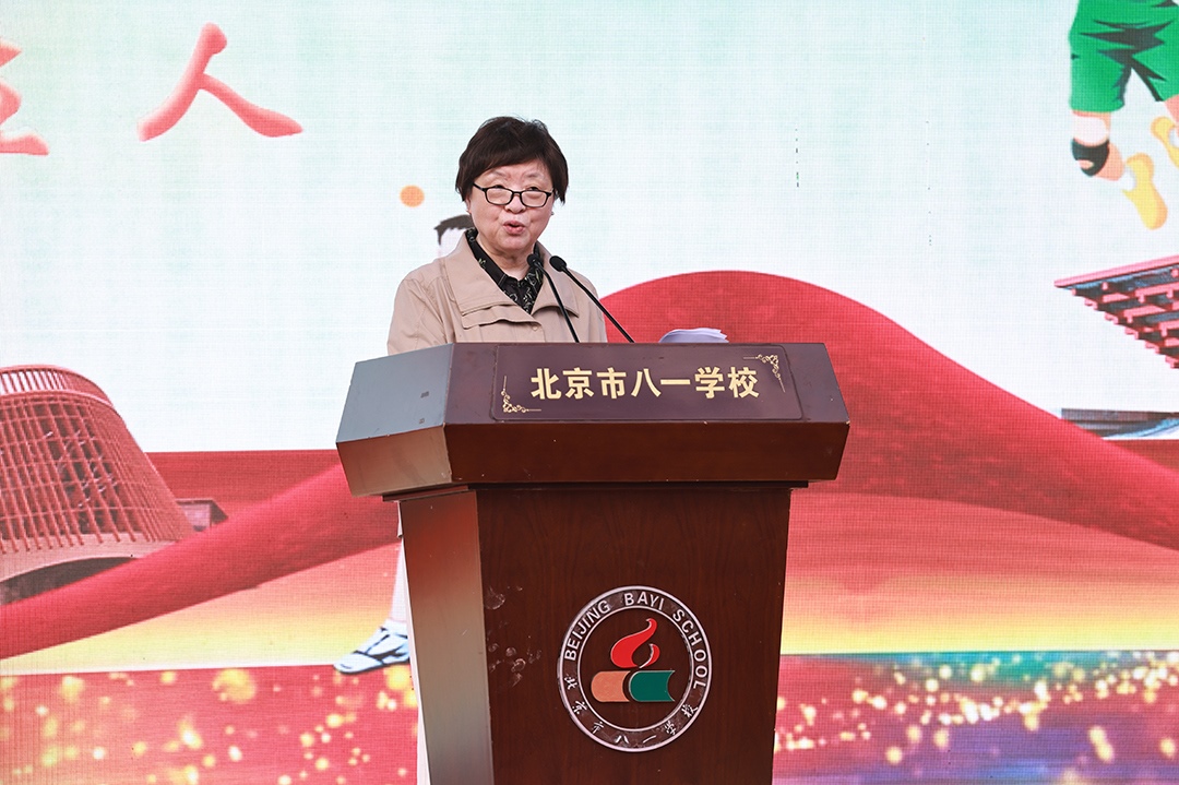 蘇東林院士講授開(kāi)學(xué)第一課。校方供圖