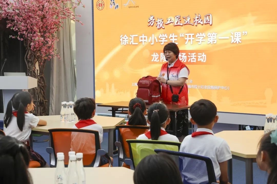 勞模工匠現(xiàn)場(chǎng)向同學(xué)們傳授勞動(dòng)技能。徐匯區(qū)總工會(huì)供圖