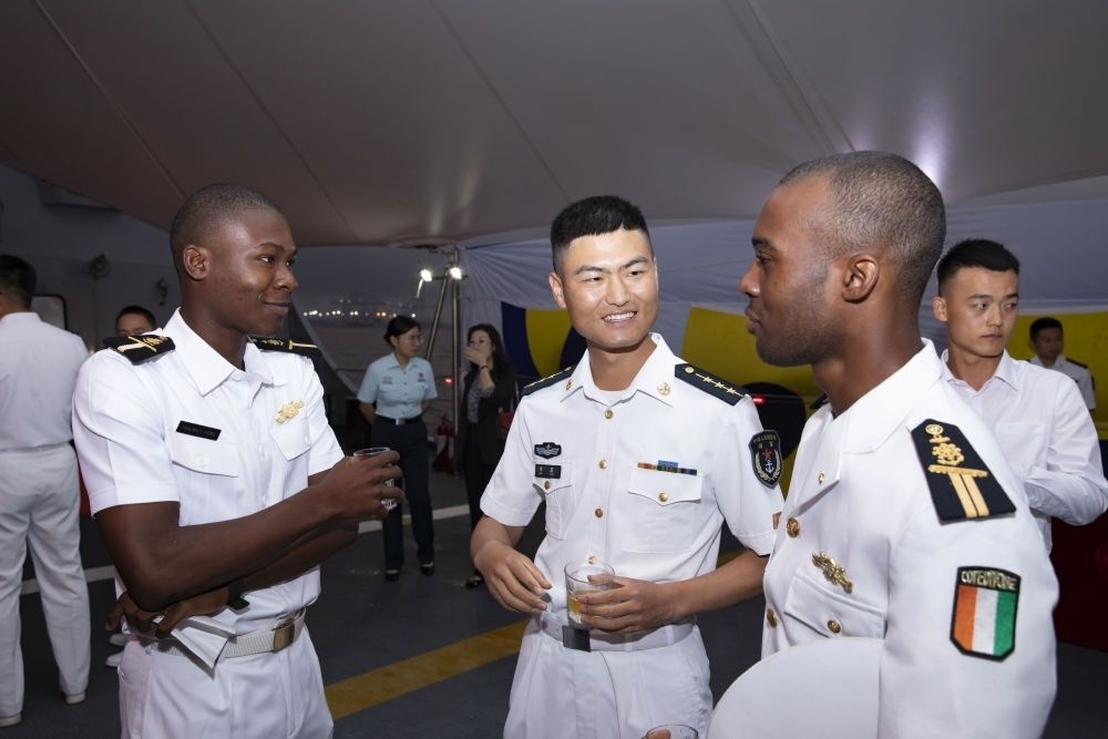 2023年6月25日，中國(guó)和科特迪瓦雙方官兵在南寧艦舉辦的甲板招待會(huì)上交流。中國(guó)海軍第43批護(hù)航編隊(duì)22日抵達(dá)科特迪瓦經(jīng)濟(jì)首都阿比讓?zhuān)_(kāi)始對(duì)科特迪瓦為期4天的友好訪問(wèn)。