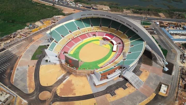 這是2018年7月18日在塞內(nèi)加爾首都達(dá)喀爾航拍的中國(guó)援建的塞內(nèi)加爾競(jìng)技摔跤場(chǎng)。新華社記者 呂帥 攝