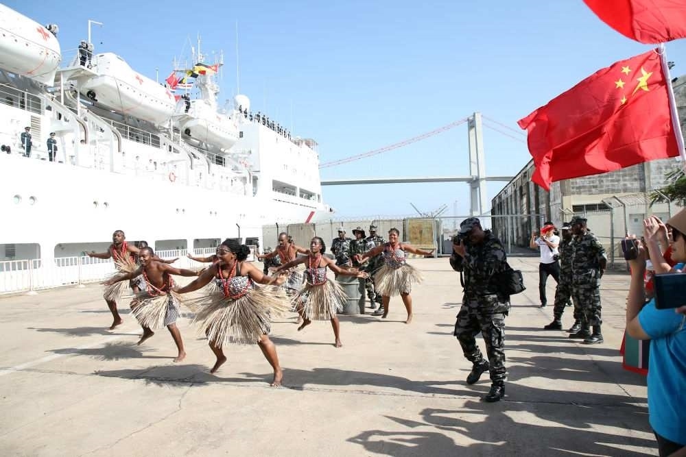 2024年8月16日，在莫桑比克馬普托港，當(dāng)?shù)匮輪T表演舞蹈，歡送中國(guó)海軍“和平方舟”號(hào)醫(yī)院船。