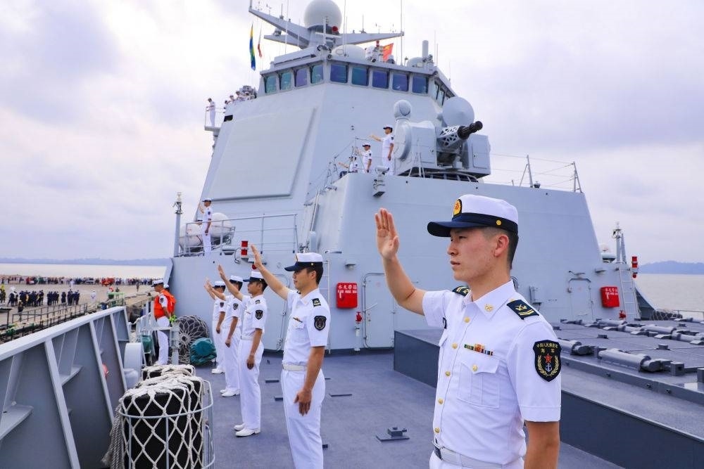 2023年7月8日，中國(guó)海軍第43批護(hù)航編隊(duì)官兵向加蓬利伯維爾奧文多港碼頭的歡迎人群揮手致意。中國(guó)海軍第43批護(hù)航編隊(duì)抵達(dá)加蓬利伯維爾，開(kāi)始對(duì)加蓬進(jìn)行為期4天的友好訪問(wèn)。