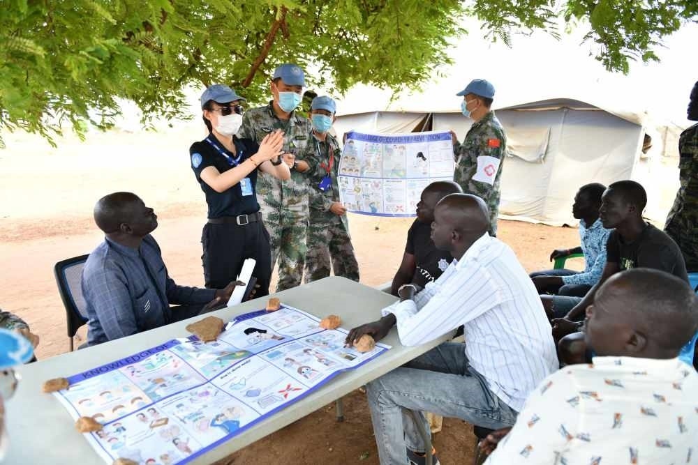 2020年3月，在南蘇丹首都朱巴，執(zhí)行聯(lián)合國(guó)維和任務(wù)的中國(guó)維和警察廖潔給當(dāng)?shù)鼐熘v解防疫知識(shí)。