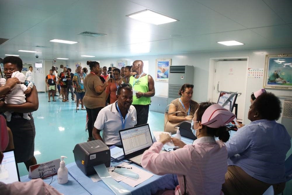 2024年7月8日，塞舌爾民眾在中國(guó)海軍“和平方舟”號(hào)醫(yī)院船上排隊(duì)就診。