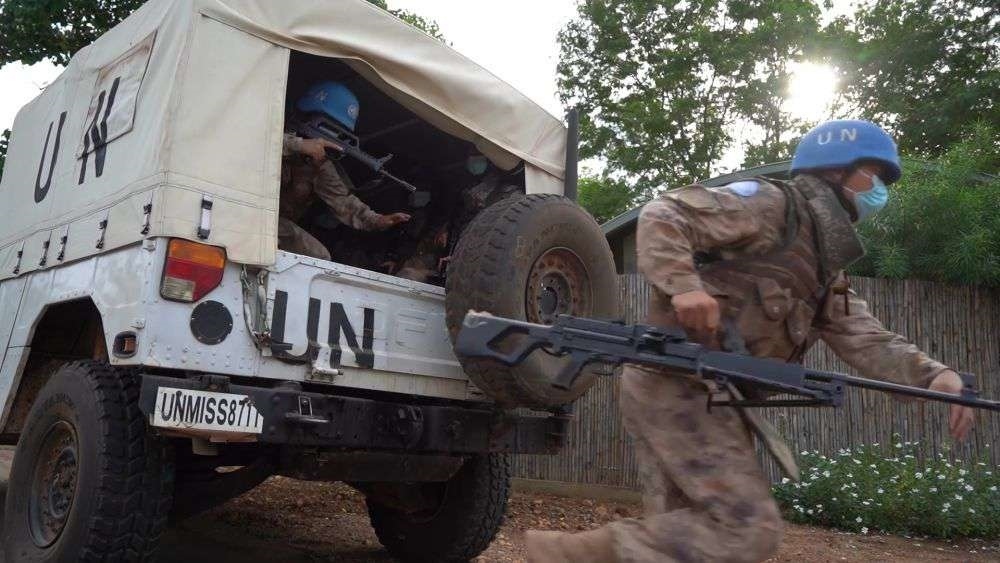 2022年7月27日，中國(guó)第八批赴南蘇丹（朱巴）維和步兵營(yíng)百人防暴隊(duì)抵達(dá)預(yù)定區(qū)域，進(jìn)行綜合防衛(wèi)演練。針對(duì)南蘇丹社會(huì)安全問(wèn)題及近期在剛果（金）東部地區(qū)發(fā)生的針對(duì)聯(lián)合國(guó)剛果（金）穩(wěn)定特派團(tuán)的抗議示威活動(dòng)，中國(guó)第八批赴南蘇丹（朱巴）維和步兵營(yíng)于日前組織UN HOUSE（聯(lián)合國(guó)之家）綜合防衛(wèi)演練，以應(yīng)對(duì)可能出現(xiàn)的難民涌入、營(yíng)門(mén)遇襲、暴恐威脅等突發(fā)情況。