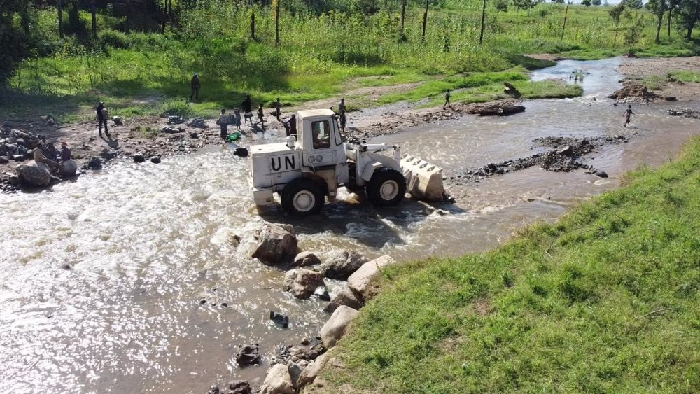2023年6月7日，在剛果（金）南基伍省卡萊亥地區(qū)，中國(guó)第26批赴剛果（金）維和工兵分隊(duì)官兵進(jìn)行施工作業(yè)。