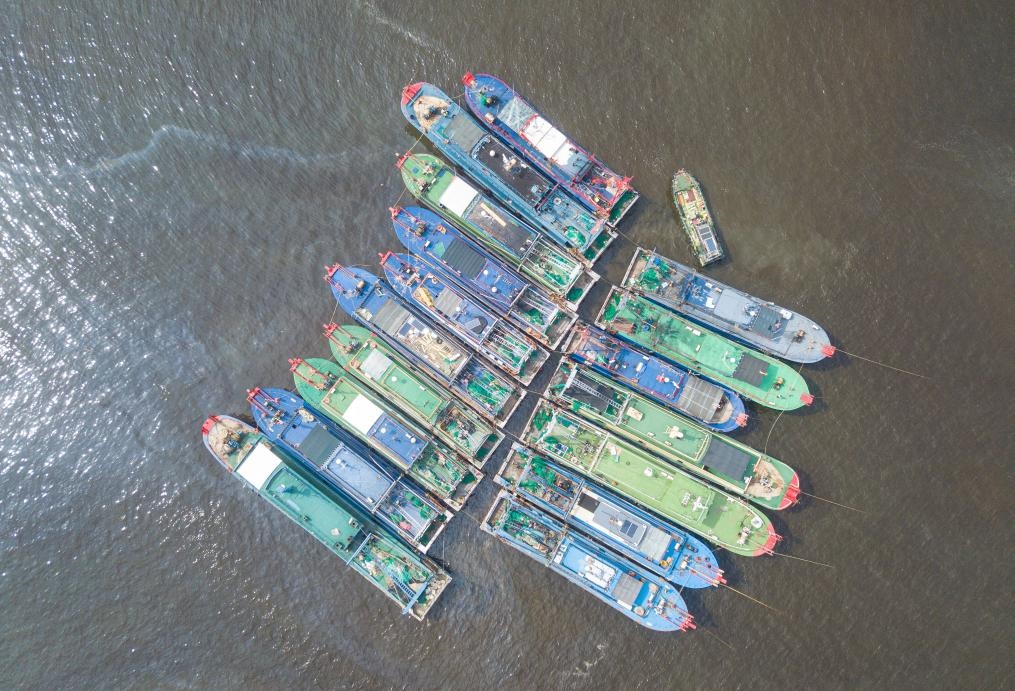 9月4日，船只在海南省?？谑行赂鄞a頭停靠避風(fēng)（無人機照片）。新華社記者 蒲曉旭 攝