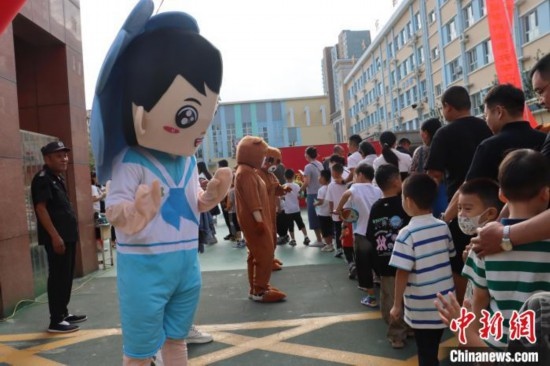 圖為衡水市新苑小學(xué)，老師穿上玩偶服裝歡迎新生入學(xué)。王天祥 攝