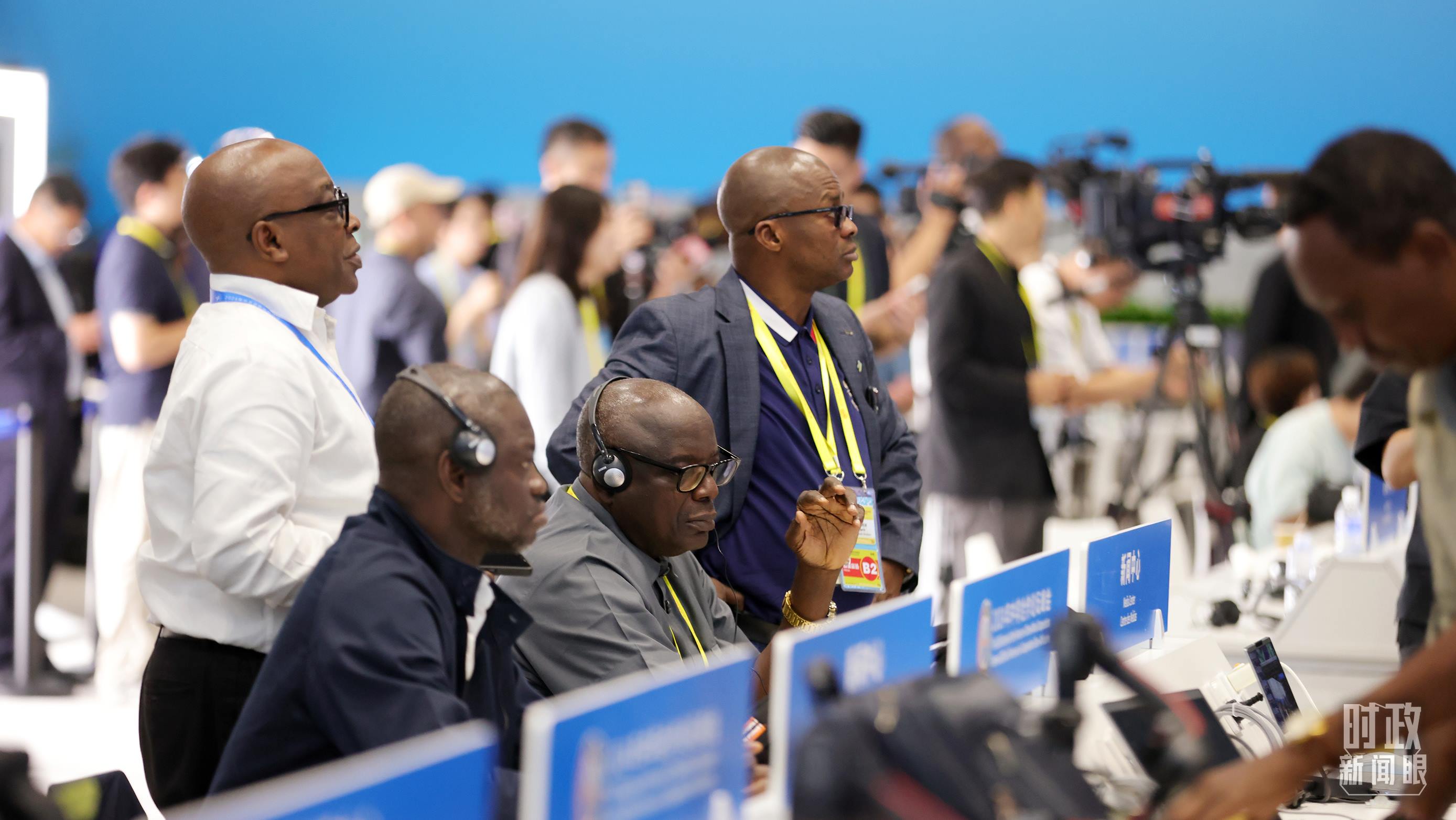  △媒體記者在人民大會(huì)堂和新聞中心參與峰會(huì)報(bào)道。（總臺(tái)央視記者范一鳴、魏幫軍拍攝）