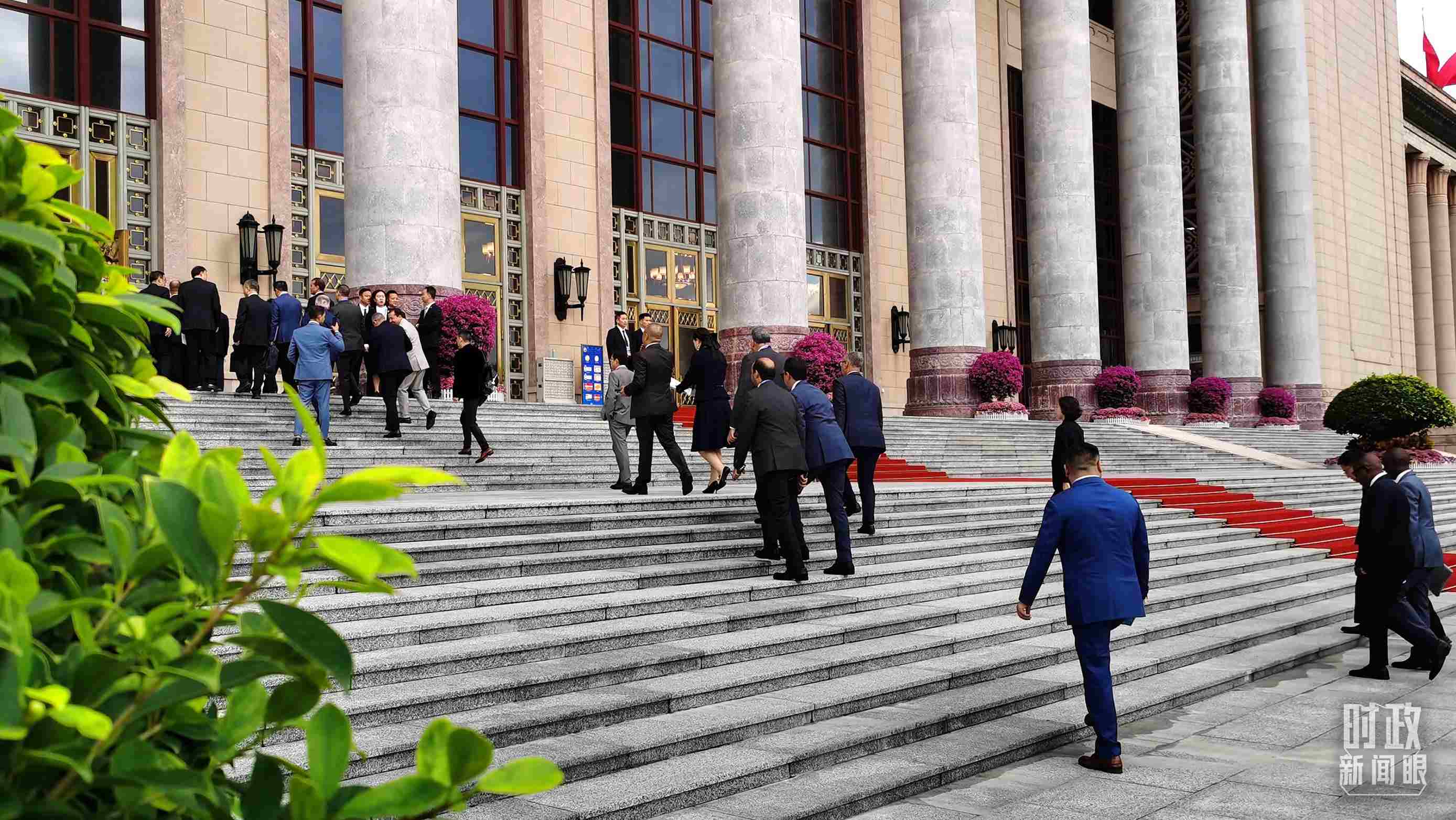  △與會(huì)者正在步入會(huì)場(chǎng)。（總臺(tái)央視記者郭鴻拍攝）