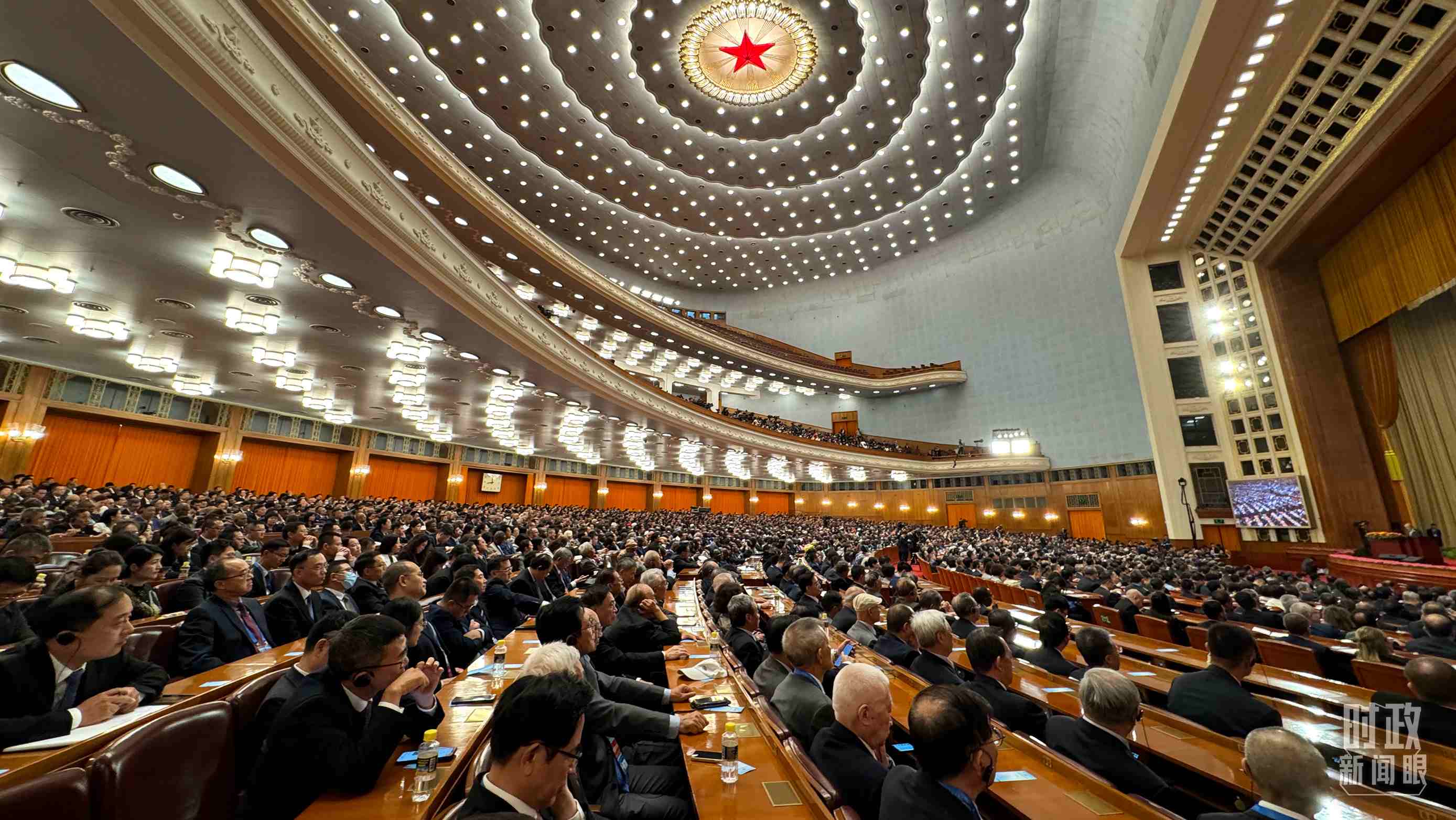  △中非合作論壇非方成員國(guó)國(guó)家元首、政府首腦、代表團(tuán)團(tuán)長(zhǎng)及國(guó)際和地區(qū)組織負(fù)責(zé)人等中外各界人士3200余人出席開(kāi)幕式。（總臺(tái)央視記者蔣碩拍攝）