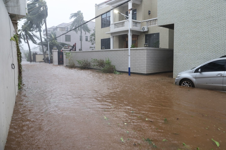 臺風(fēng)“摩羯”導(dǎo)致海南部分地區(qū)出現(xiàn)洪澇。新華社記者 張麗蕓 攝