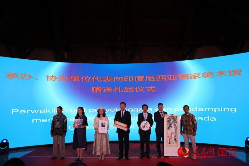 在展覽開幕式現(xiàn)場，本次展覽的承辦、協(xié)辦單位代表向印尼國家美術(shù)館贈送禮品。人民網(wǎng)記者 曹師韻攝