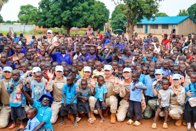 維和官兵與學(xué)生進(jìn)行合影。殷亦豪攝