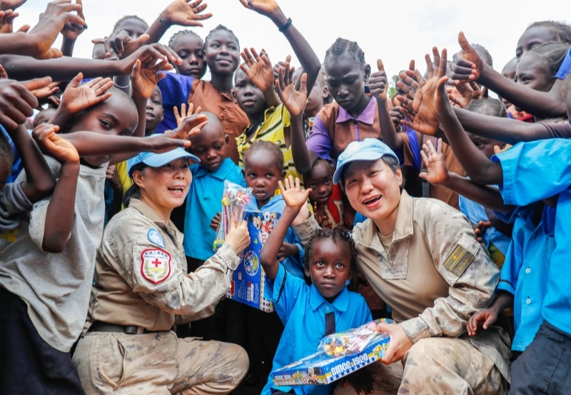 學(xué)生對(duì)中國(guó)官兵援助表達(dá)感謝。王皓宇攝