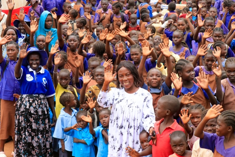 學(xué)校師生送別維和官兵。王軍杰攝