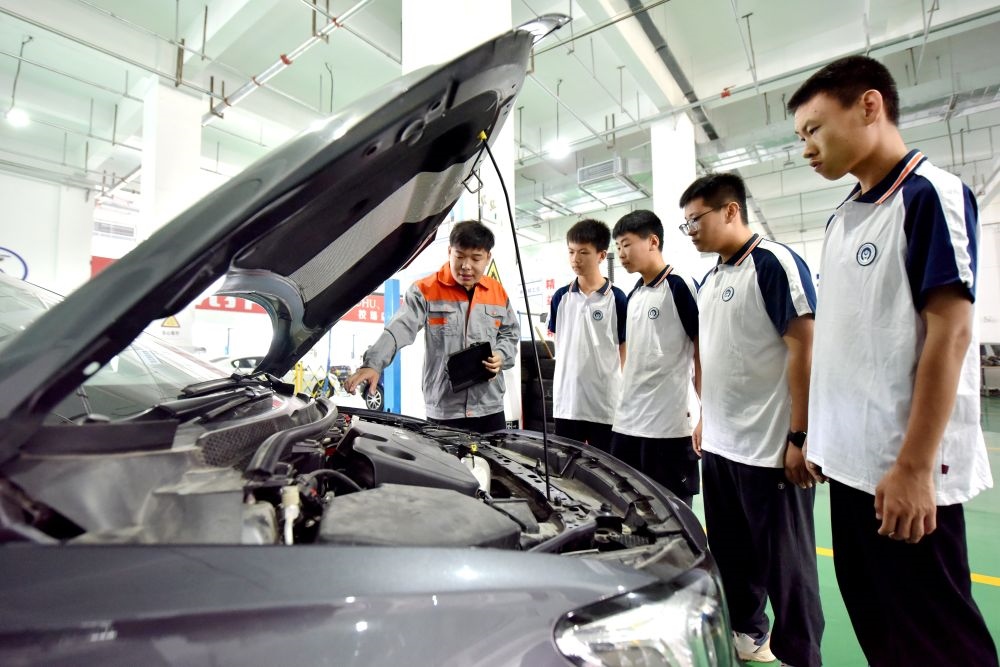 2024年6月7日，河北省邢臺市威縣職業(yè)技術(shù)教育中心教師在指導(dǎo)學(xué)生學(xué)習(xí)汽車維修技術(shù)。新華社記者 王曉 攝