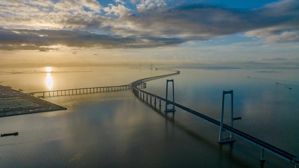 6月27日，沐浴在晨曦中的深中通道（無(wú)人機(jī)照片）。新華社記者毛思倩 攝