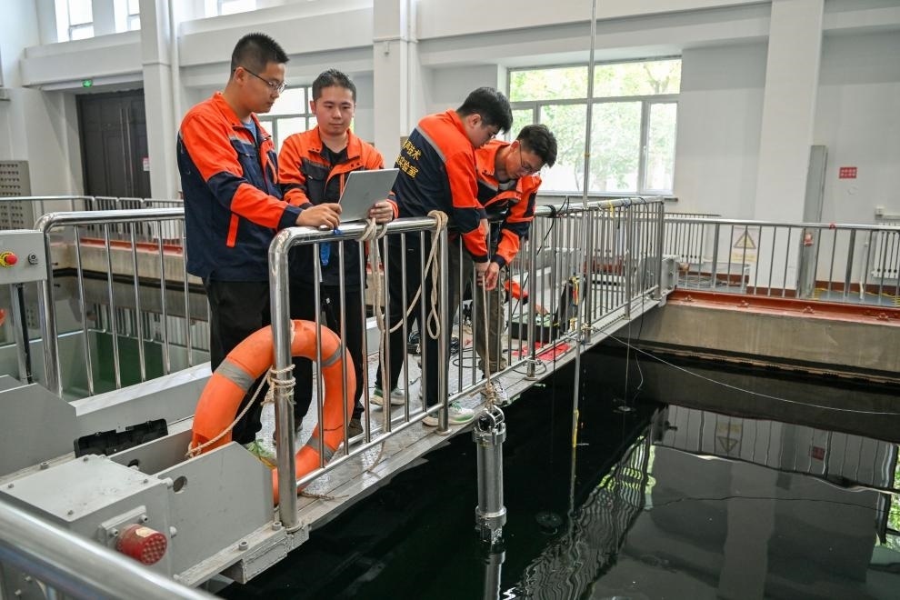 哈爾濱工程大學(xué)水聲工程學(xué)院學(xué)生在進(jìn)行技術(shù)實(shí)驗(yàn)。新華社記者王松 攝